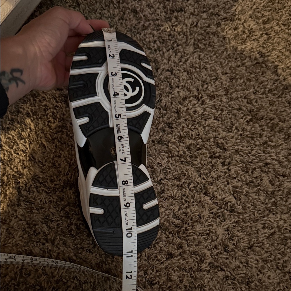 Chic Sneakers in Black and White - Picture 11 of 11